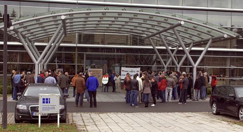 Die KollegInnen versammeln sich vor dem Haupteingang