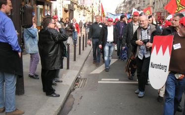 Demonstrationszug interessierte Passanten